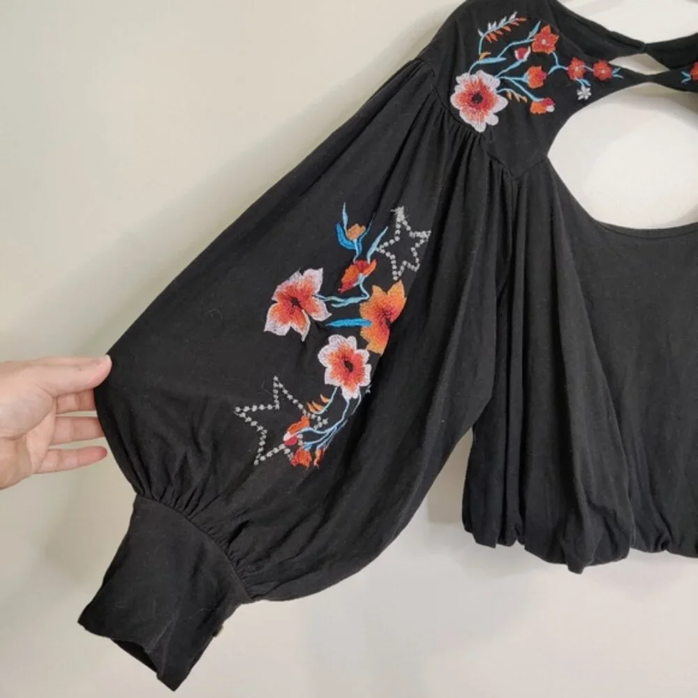 FREE PEOPLE Black Floral Embroidered Keyhole Ballin Sleeve Boho Top EUC sz M